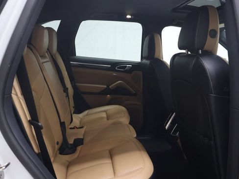 Used 2018 Porsche Cayenne w/ Premium Package AWD/4WD image 12