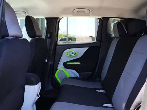 Used 2018 Jeep Renegade Latitude FWD image 31