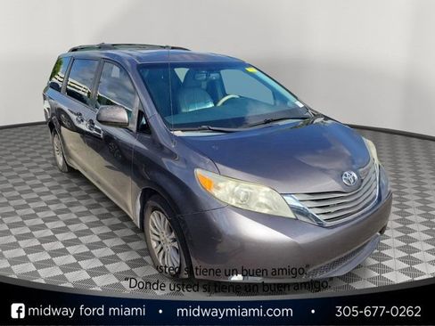 Used 2014 Toyota Sienna XLE FWD image 1