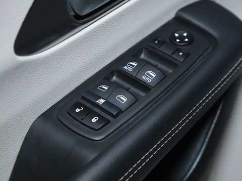 Used 2024 Chrysler Pacifica Touring-L image 16