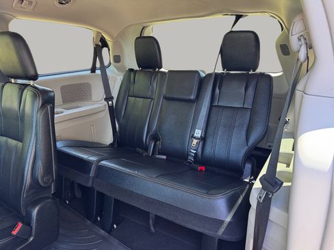 Used 2013 Chrysler Town & Country Touring FWD image 18
