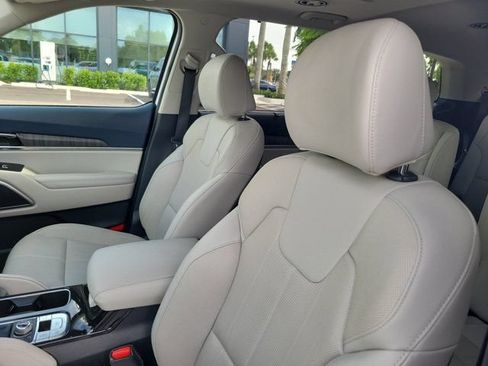 Used 2023 Kia Telluride EX w/ EX Captain's Chair Package AWD/4WD image 17