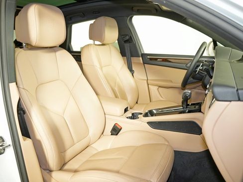 Certified 2025 Porsche Macan w/ Premium Package Plus AWD/4WD image 39