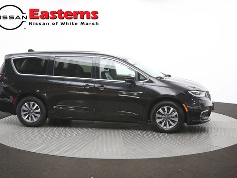 Used 2023 Chrysler Pacifica Touring-L FWD image 48