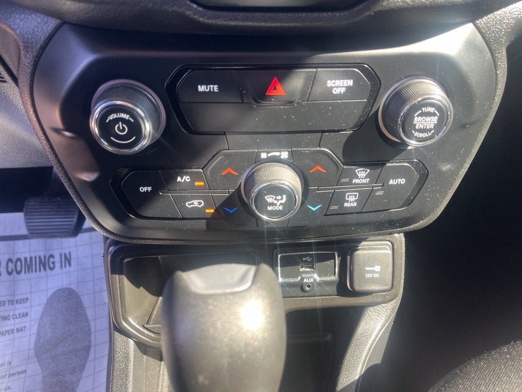 Used 2020 Jeep Renegade Latitude FWD image 19