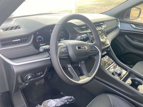 New 2025 Jeep Grand Cherokee Altitude image 45