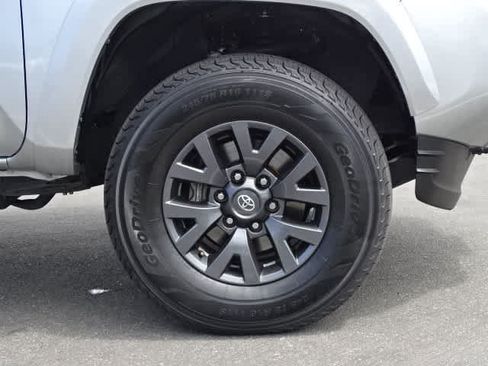 Certified 2022 Toyota Tacoma SR5 AWD/4WD image 8