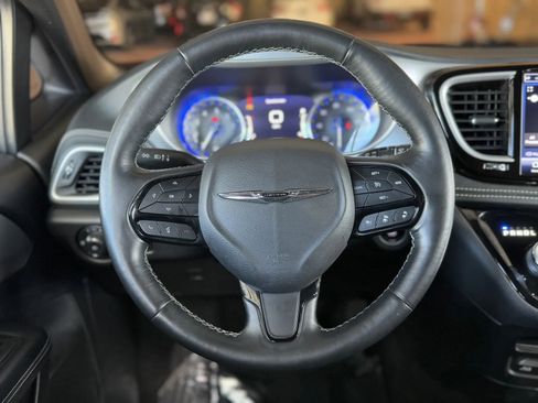 Used 2021 Chrysler Pacifica Touring w/ Uconnect Theater Family Group image 21