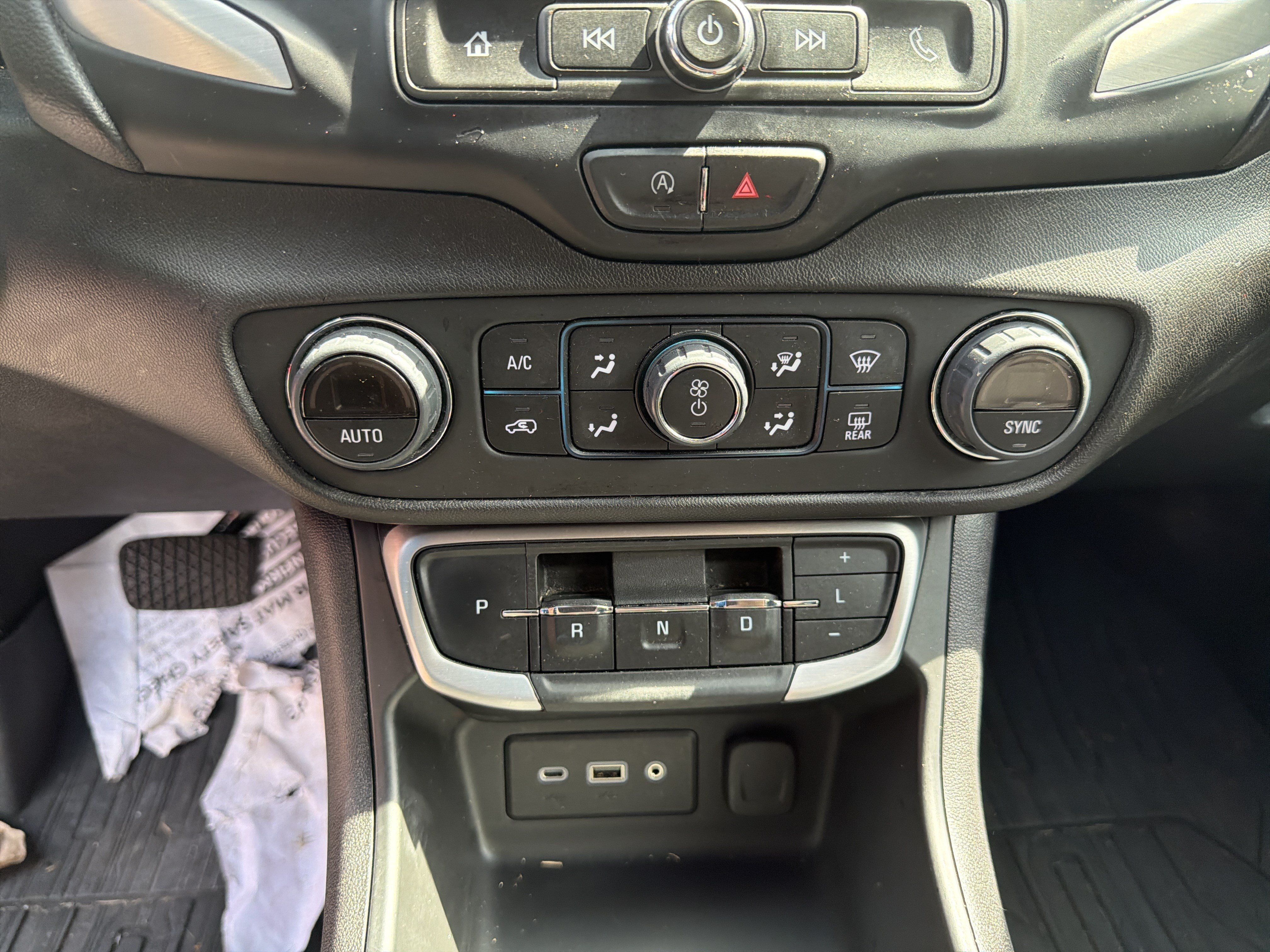 Used 2024 GMC Terrain SLE w/ Driver Convenience Package AWD/4WD image 17
