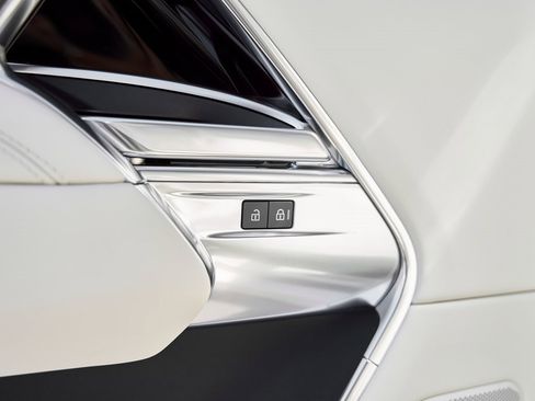 Used 2026 Land Rover Range Rover Long Wheelbase SE image 32