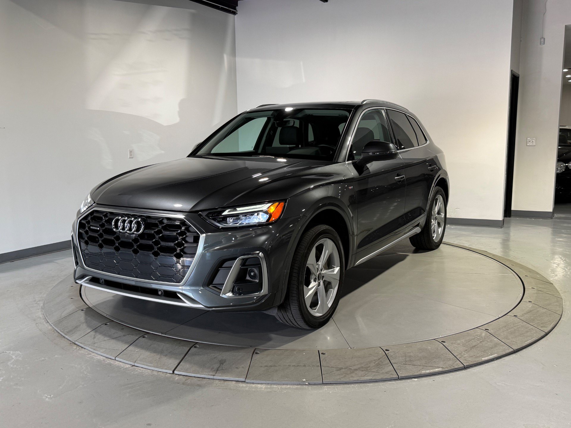 Used 2023 Audi Q5 2.0T Premium Plus w/ Premium Plus Package AWD/4WD image 3