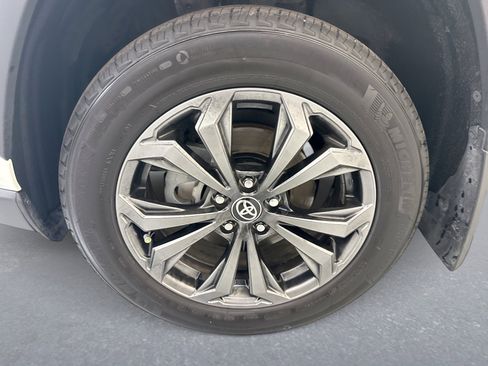 Used 2022 Toyota RAV4 XLE Premium AWD/4WD image 28