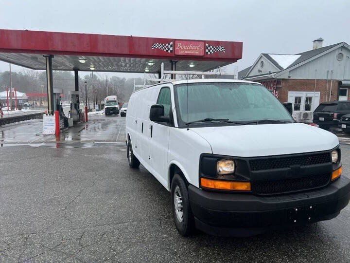 Used 2017 Chevrolet Express 3500 Extended RWD image 2
