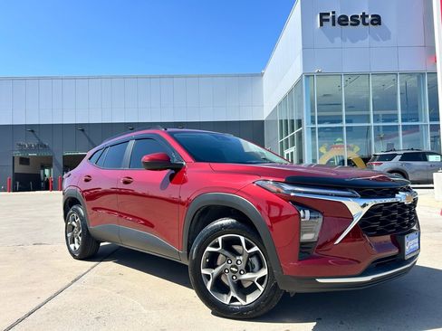 Used 2025 Chevrolet Trax LT w/ Driver Confidence Package image 1