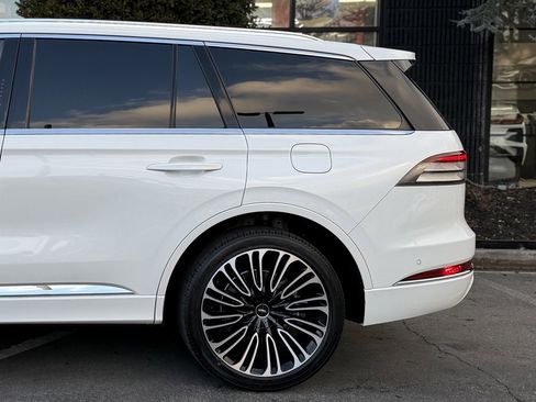 Used 2023 Lincoln Aviator Black Label w/ Class IV Trailer Tow Package image 11