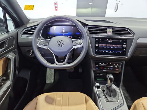 Certified 2023 Volkswagen Tiguan SE FWD image 14
