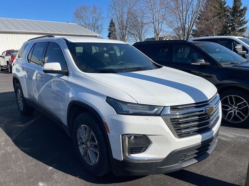 Used 2023 Chevrolet Traverse LT image 2
