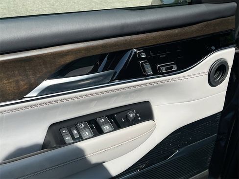 Used 2023 Jeep Grand Wagoneer 4WD image 18