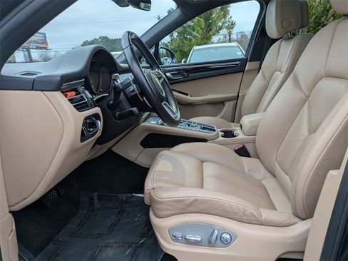 Used 2019 Porsche Macan w/ Premium Package Plus image 23