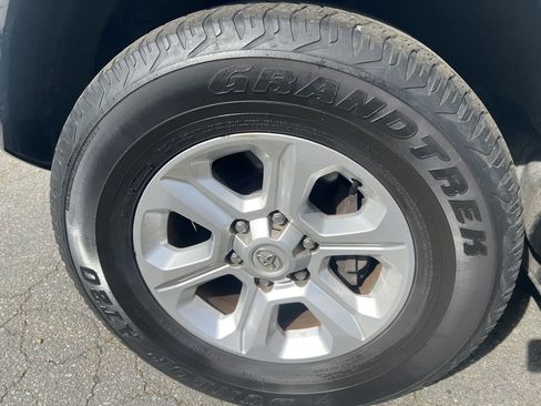 Used 2023 Toyota 4Runner SR5 AWD/4WD image 10