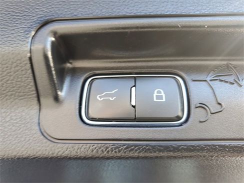 Used 2023 Ford Explorer XLT image 10