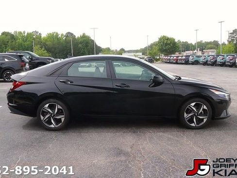 Used 2023 Hyundai Elantra SEL w/ Convenience Package FWD image 8