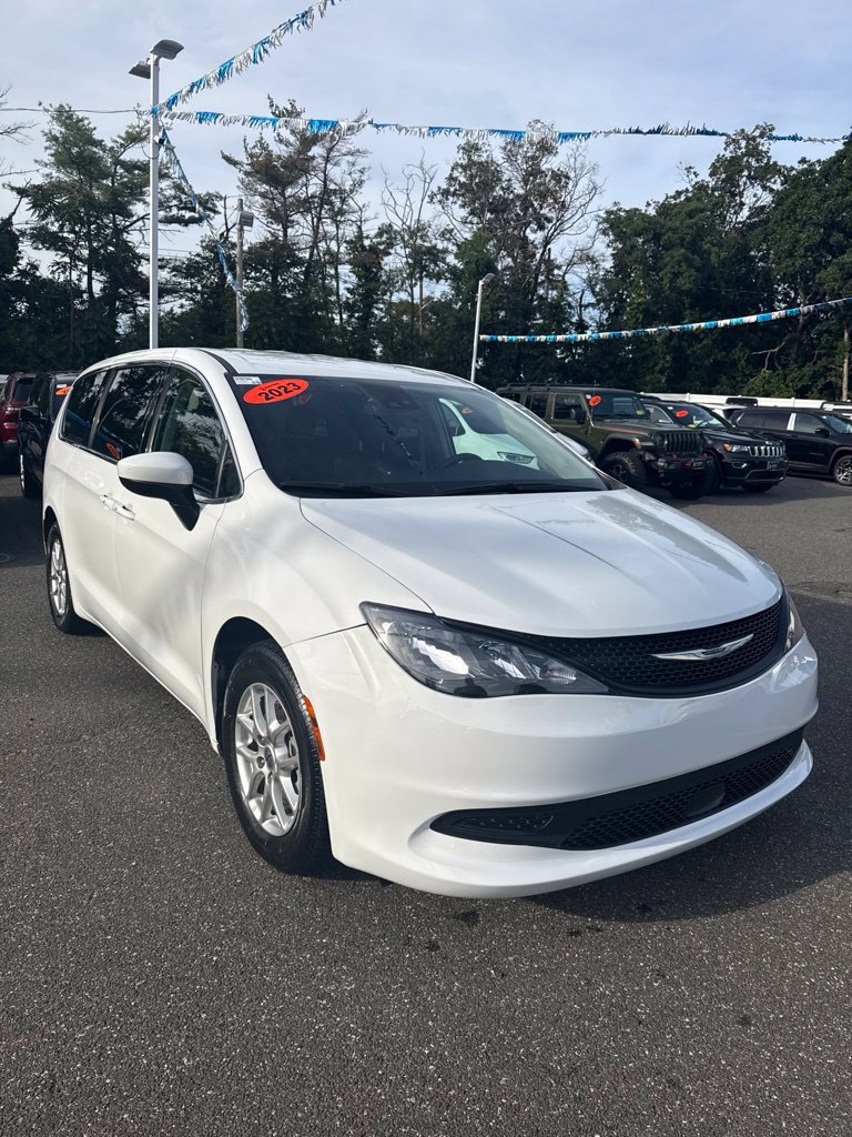 Used 2023 Chrysler Voyager LX FWD image 3