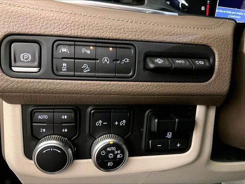 Used 2021 GMC Yukon XL Denali w/ Denali Premium Package AWD/4WD image 31