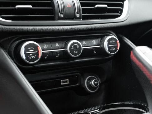 Used 2023 Alfa Romeo Giulia Estrema image 38