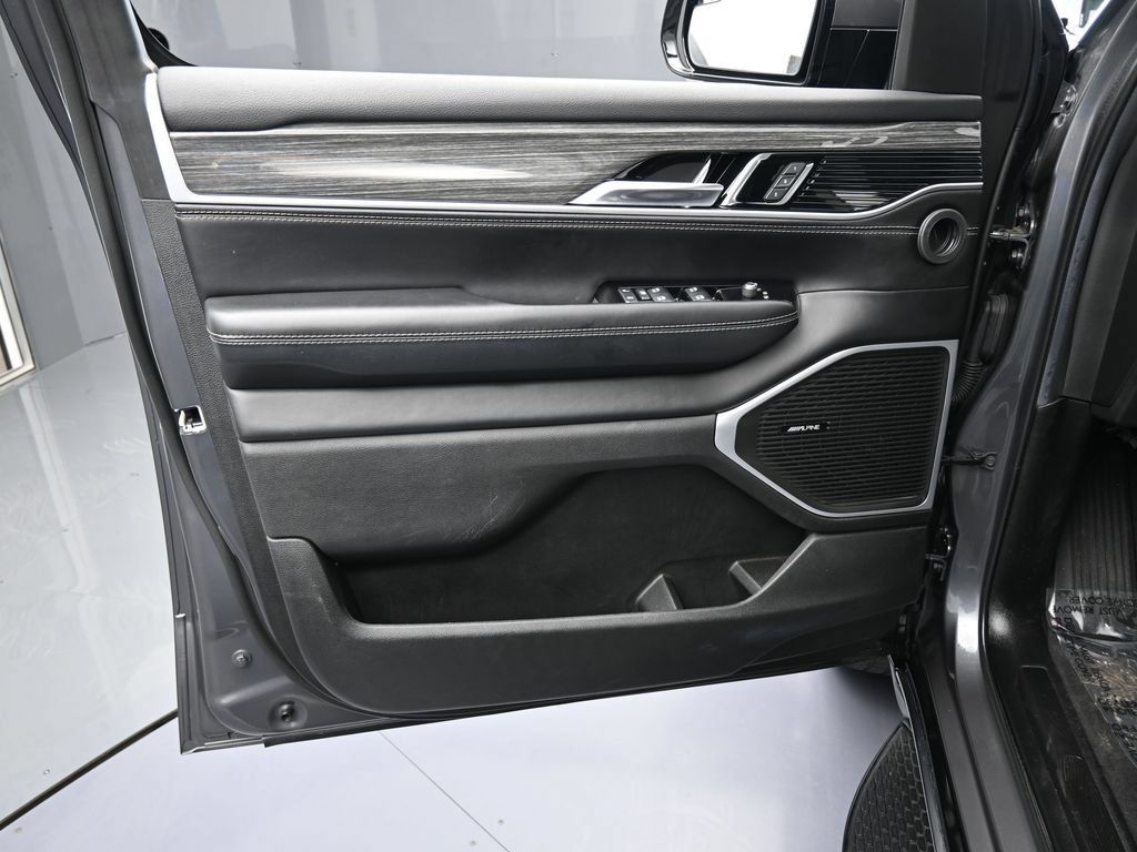 Used 2022 Jeep Wagoneer Series II RWD image 12