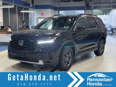 Used 2025 Honda Pilot TrailSport image 1