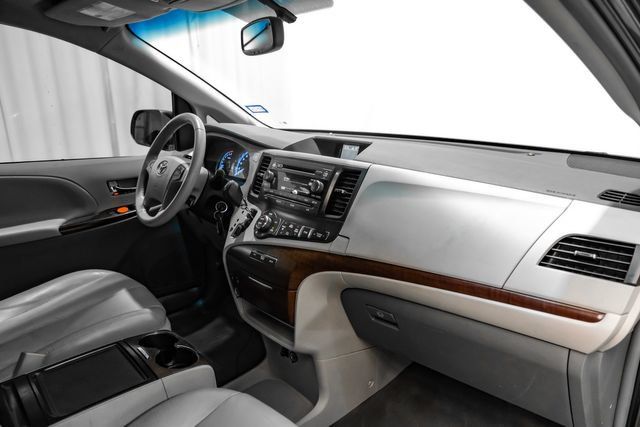Used 2012 Toyota Sienna XLE FWD image 16