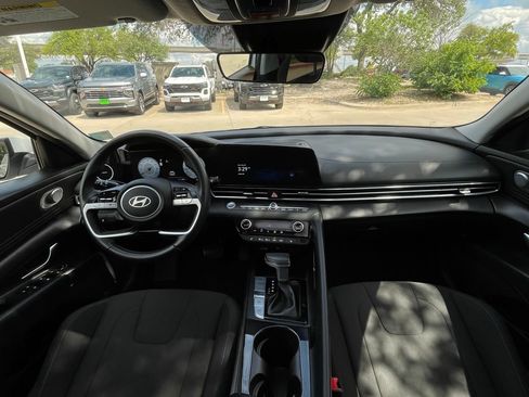 Used 2025 Hyundai Elantra SEL FWD image 9