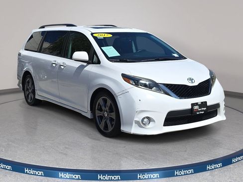 Used 2017 Toyota Sienna SE Premium FWD image 4