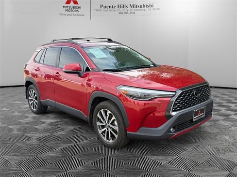 Used 2022 Toyota Corolla Cross XLE image 3