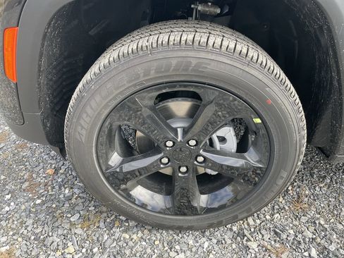 New 2025 Jeep Grand Cherokee Altitude image 10