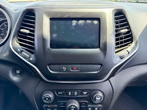Used 2020 Jeep Cherokee Latitude Plus w/ Cold Weather Group AWD/4WD image 24