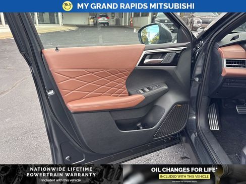 New 2025 Mitsubishi Outlander SEL image 9