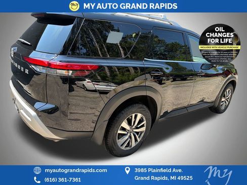Used 2025 Nissan Pathfinder SL AWD/4WD image 7