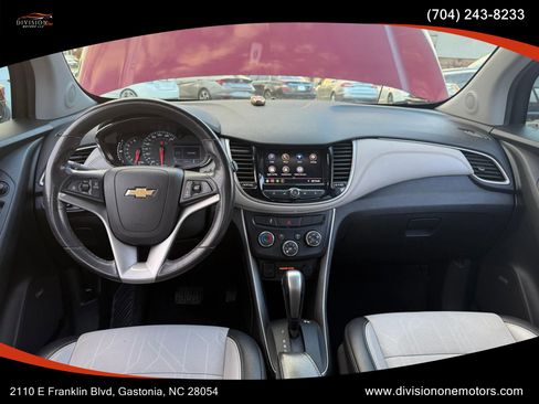 Used 2020 Chevrolet Trax LT w/ Sun & Sound Package image 8