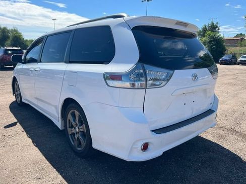 Used 2017 Toyota Sienna SE Premium FWD image 3