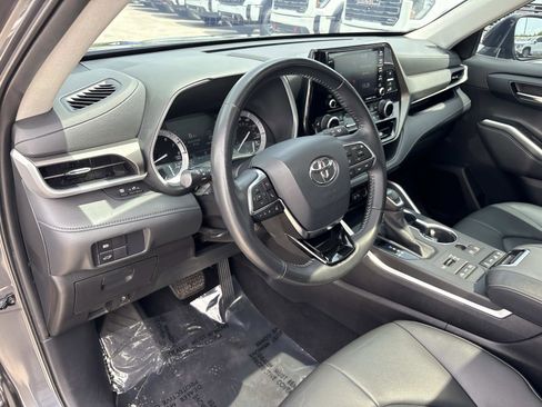 Used 2020 Toyota Highlander XLE AWD/4WD image 16