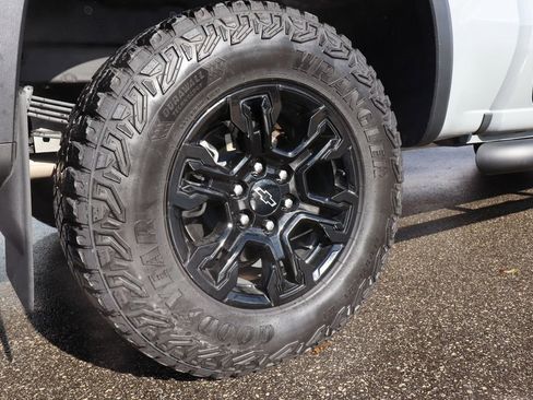 Used 2025 Chevrolet Silverado 1500 ZR2 w/ Technology Package image 46