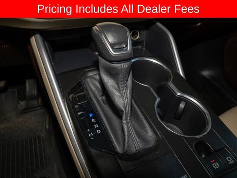 Used 2021 Toyota Highlander XLE FWD image 19