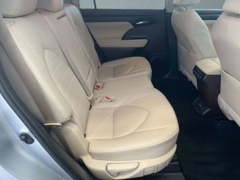 Used 2020 Toyota Highlander XLE image 28