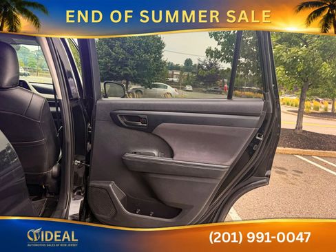 Used 2021 Toyota Highlander LE AWD/4WD image 12