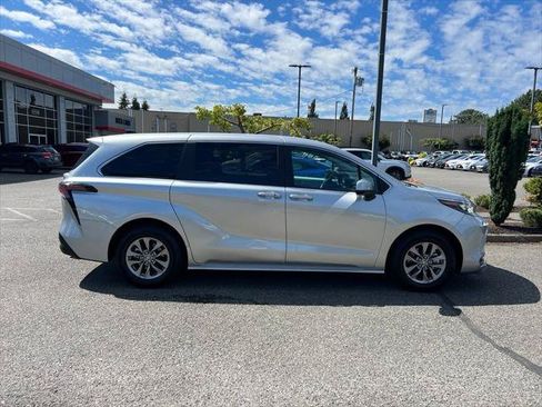 Certified 2025 Toyota Sienna LE FWD image 6