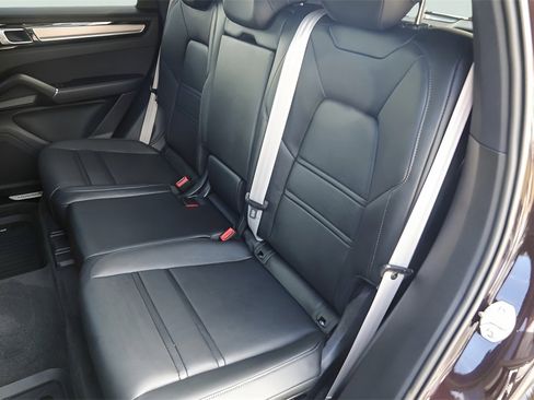 Used 2022 Porsche Cayenne Platinum Edition image 28