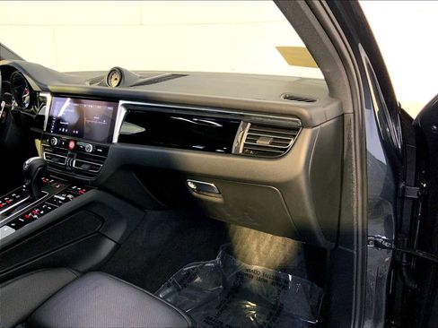 Certified 2025 Porsche Macan image 22