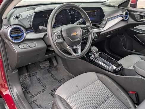 Used 2025 Chevrolet Trax LT w/ LT Convenience Package FWD image 14